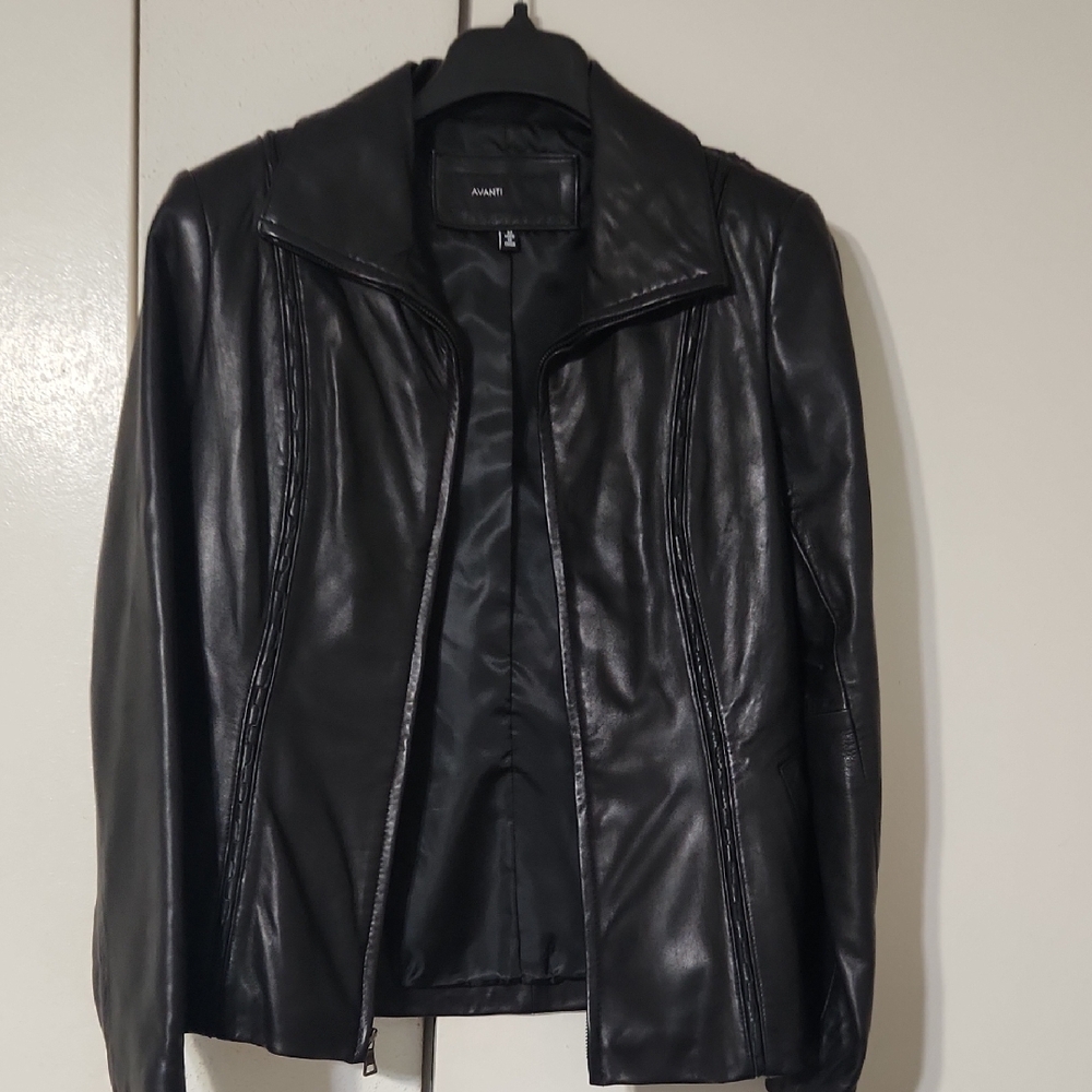 Avanti Women's Sleek Black Jacket